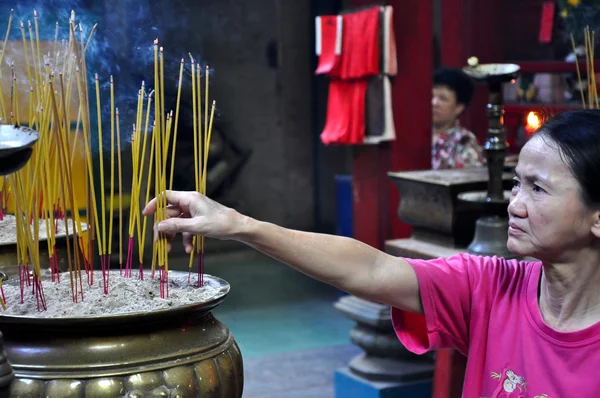 People offering incense sticks for the Gods in the Vietnamese Jade Emperor Pagoda — Stock Photo, Image