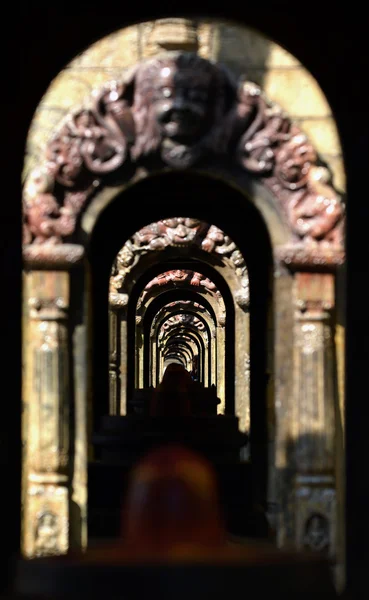 Antiguo túnel del templo hindú de piedra. Pashupatinath, Nepal — Foto de Stock