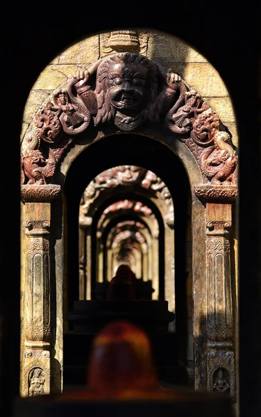 Antiguo túnel del templo hindú de piedra. Pashupatinath, Nepal — Foto de Stock