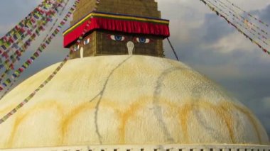 zaman atlamalı boudhanath stupa, dua bayrakları ile. Nepal