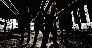 rock müzik grubu grup fotoğrafı, terk edilmiş bir endüstriyel hall