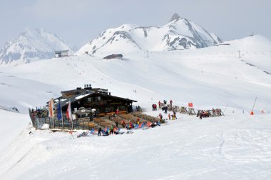 Alplerdeki kayak merkezi