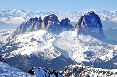 Dolomites'in karlı dağlarda kış manzarası. İtalya