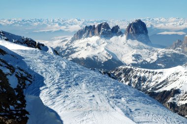 Dolomites'in karlı dağlarda kış manzarası. İtalya