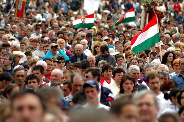 Multitud de peregrinos húngaros en una celebración religiosa — Foto de Stock