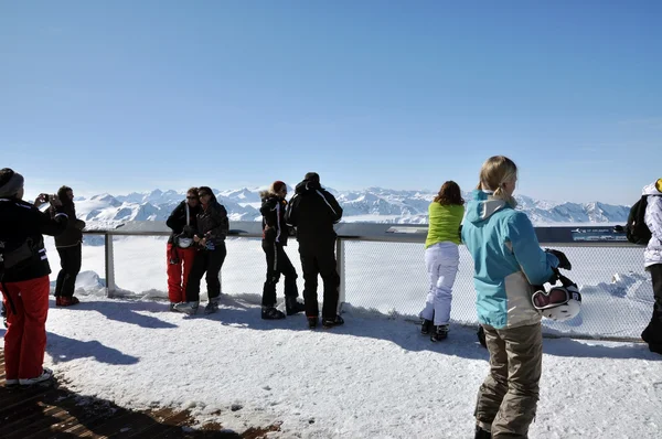 Лижників у сонячний день в Альпах — стокове фото