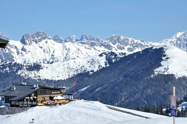 Гірськолижний курорт в Альпах — стокове фото