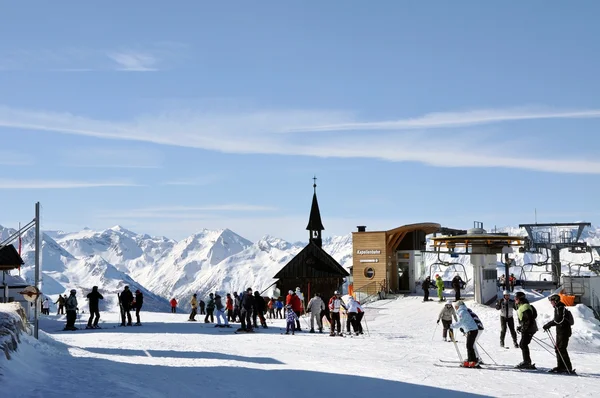 Esquiadores en un día soleado en los Alpes — Foto de Stock