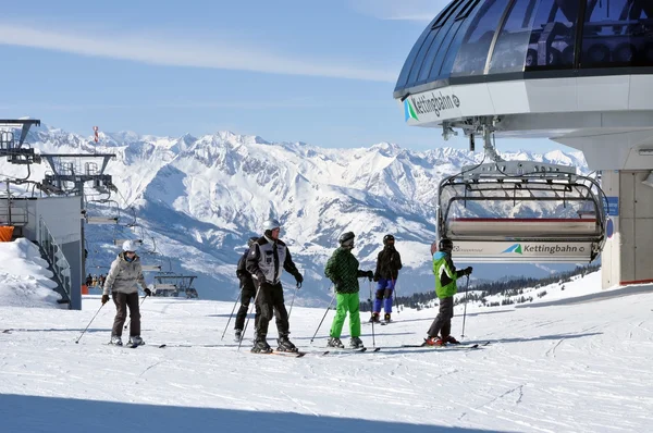 Esquiadores em um dia ensolarado nos Alpes — Fotografia de Stock