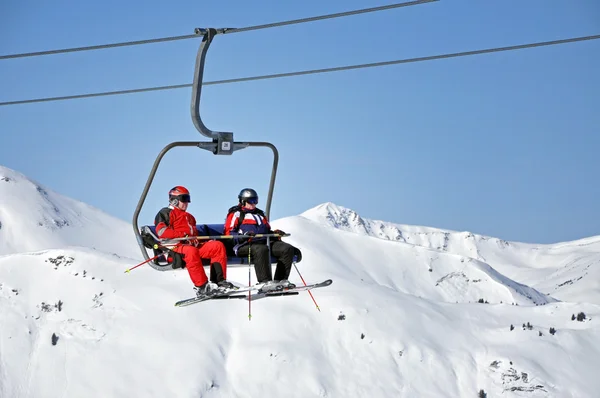 Les skieurs montent avec un téléski dans les Alpes — Photo