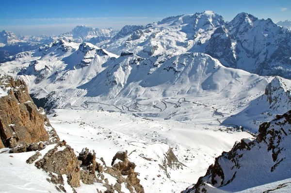 Zimowy widok zaśnieżonych gór w Dolomitach. Włochy — Zdjęcie stockowe