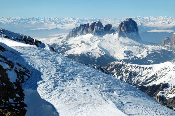 Vista de inverno de montanhas nevadas nas Dolomitas. Itália — Fotografia de Stock