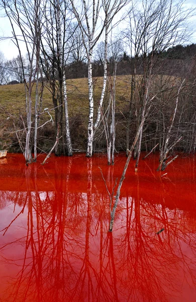 汚染された鉱山の水質と汚染、銅鉱山開発 — ストック写真