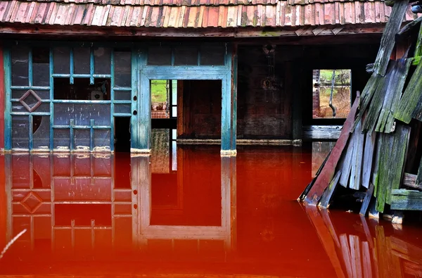 Un desastre ecológico. Una casa inundada de agua contaminada de una mina de cobre a cielo abierto —  Fotos de Stock