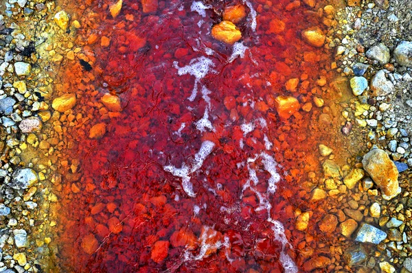 Kontaminiertes Grubenwasser einer Kupfermine — Stockfoto