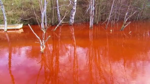Réz bányászati maradvány egy tó. ökológiai katasztrófát az geamana, Románia — Stock videók