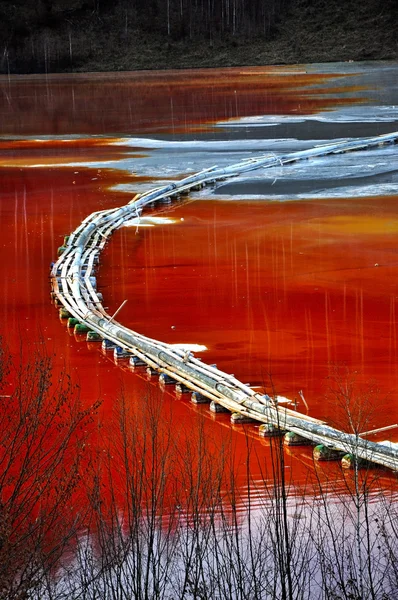 Экологическая катастрофа. Загрязнение озера загрязненной водой из медной шахты. Геамана, Румыния — стоковое фото