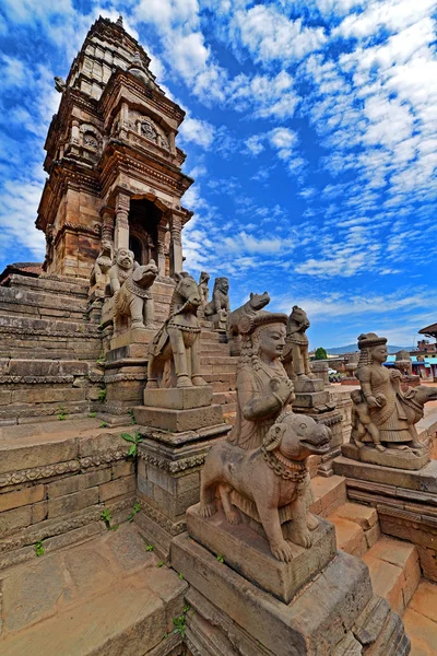 Djur statyer skydda ett tempel i bhaktapur, nepal — Stockfoto