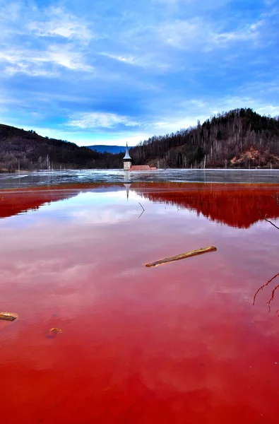 Biserica abandonată în mijlocul unui lac plin cu reziduuri miniere — Fotografie, imagine de stoc