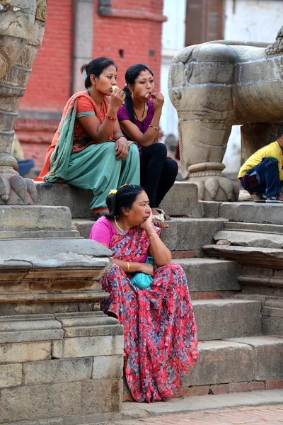 Nepal'den kadınların geleneksel kıyafetleri içinde — Stok fotoğraf