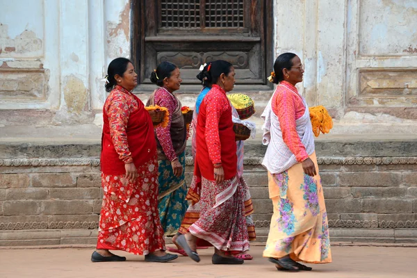 Nepal'den kadınların geleneksel kıyafetleri içinde — Stok fotoğraf