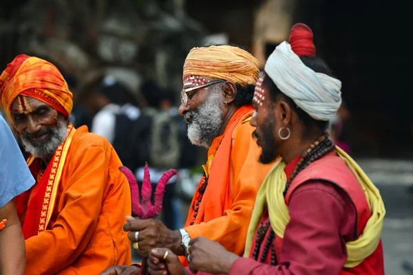 Shaiva sadhu men seeking alms — Stock Photo, Image