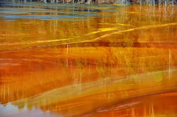 Contaminação de água de mina de cobre em Geamana, perto de Rosia Montana, Roménia — Fotografia de Stock