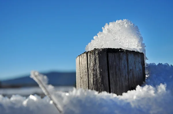 Wooden fence in winter with snow and ice crystals on top — Stock Photo, Image