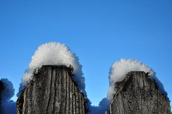 Wooden fence in winter with snow and ice crystals on top — Stock Photo, Image