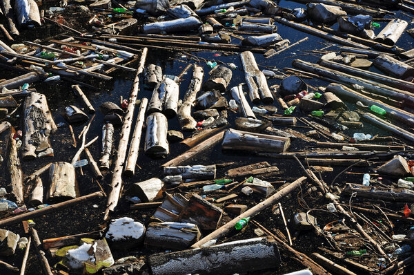 Загрязнение воды в озере с мусором
