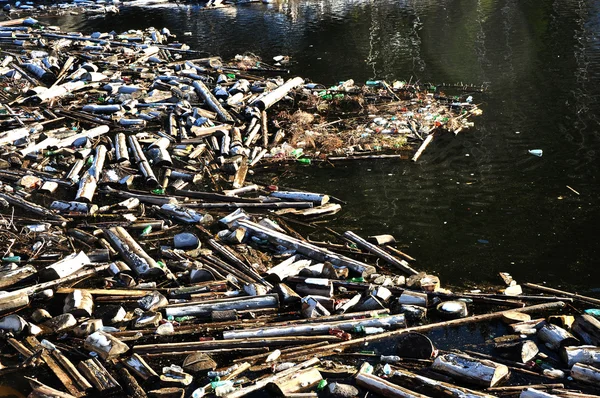 Contaminación del agua en un lago con basura — Foto de Stock