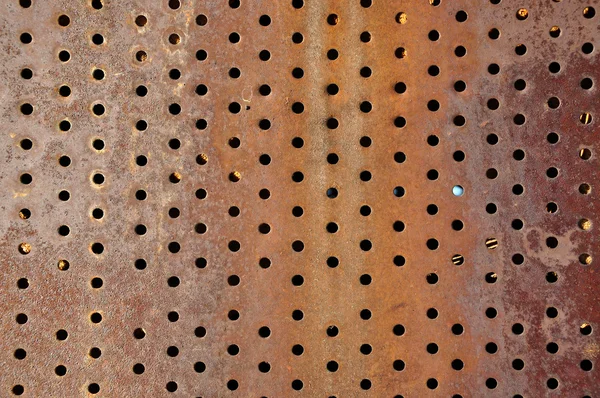 生锈的铁带孔的背景 — 图库照片