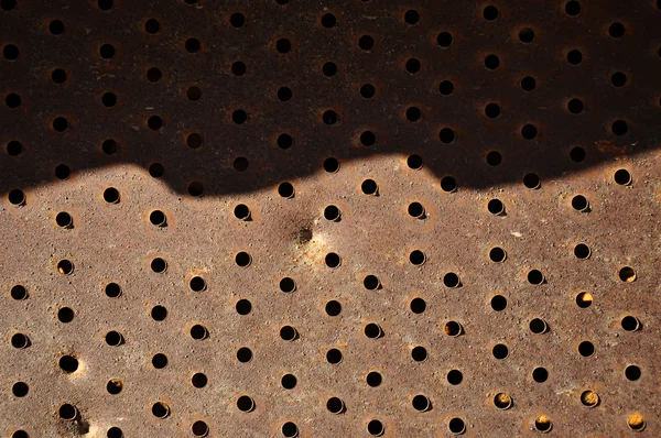 生锈的铁带孔的背景 — 图库照片