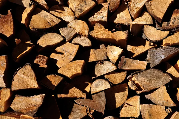 Fond de bois haché empilé préparé pour l'hiver — Photo