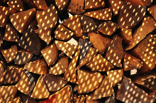 Fondo di legno tritato impilato preparato per l'inverno — Foto Stock