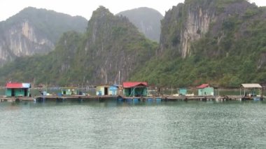 halong bay, vietnam'ın yüzen köylerde