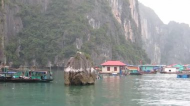 halong bay, vietnam'ın yüzen köylerde