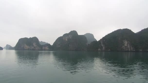 Navires naviguant dans la baie d'Halong, Vietnam — Video