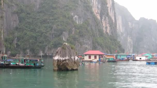 Pueblos flotantes en Halong Bay, Vietnam — Vídeo de stock
