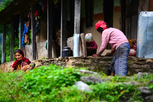 Gurung vrouw in de Himalaya, nepal — Stockfoto