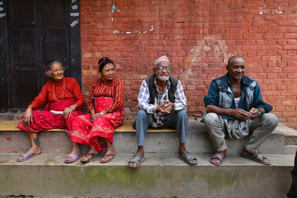 People resting in Bhaktapur, Nepal — Stock Photo, Image