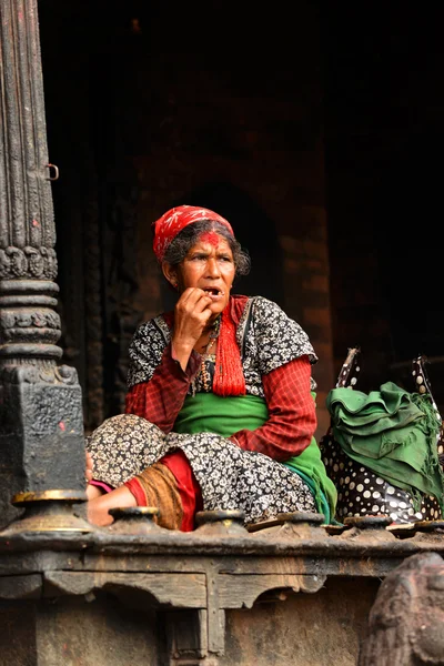 Mujer nepalí con ropa tradicional — Foto de Stock