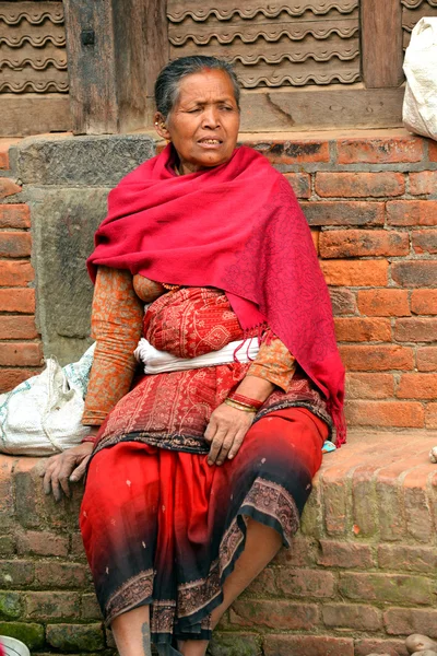 네팔 여성 전통 옷을 입고 — 스톡 사진