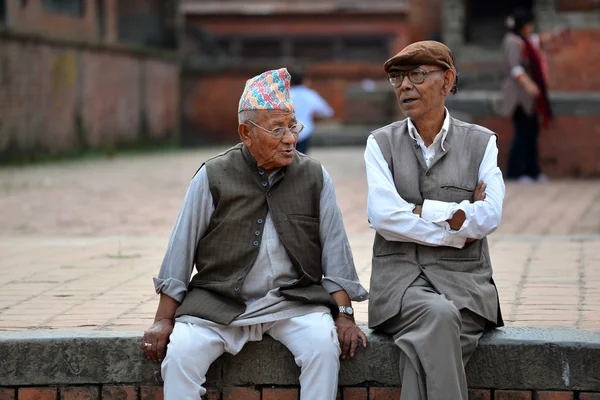 Homem nepalês em roupas tradicionais em Katmandu — Fotografia de Stock