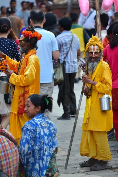 Durbar Meydanı'nda sadaka isteyen sadhu adam. Katmandu, nepal — Stok fotoğraf