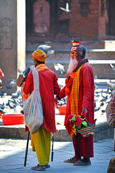 萨杜人化缘在杜巴广场。加德满都尼泊尔 — 图库照片