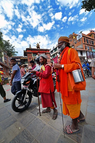 Sadhu men seeking alms in Durbar square. Kathmandu, Nepal — Stock Photo, Image