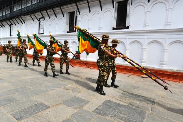 Nepalska żołnierzy maszerujących w kathmandu — Zdjęcie stockowe