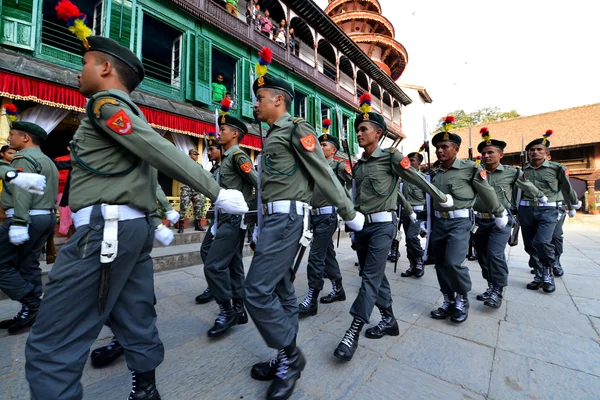 行进在加德满都的尼泊尔士兵 — 图库照片