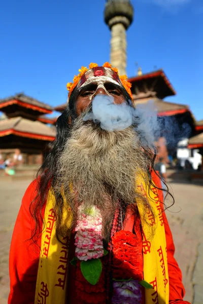 Sadhu homem fumando um cigarro em Kathmandu, Nepal — Fotografia de Stock